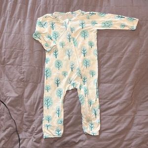 Larkspur baby bamboo zippered romper in blue tree